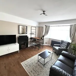 Spacious 3 Bed Sleeps 5 Near Bournemouth