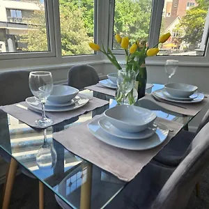 Stylish 2 Bedroom Town Centre Flat Near Bournemouth